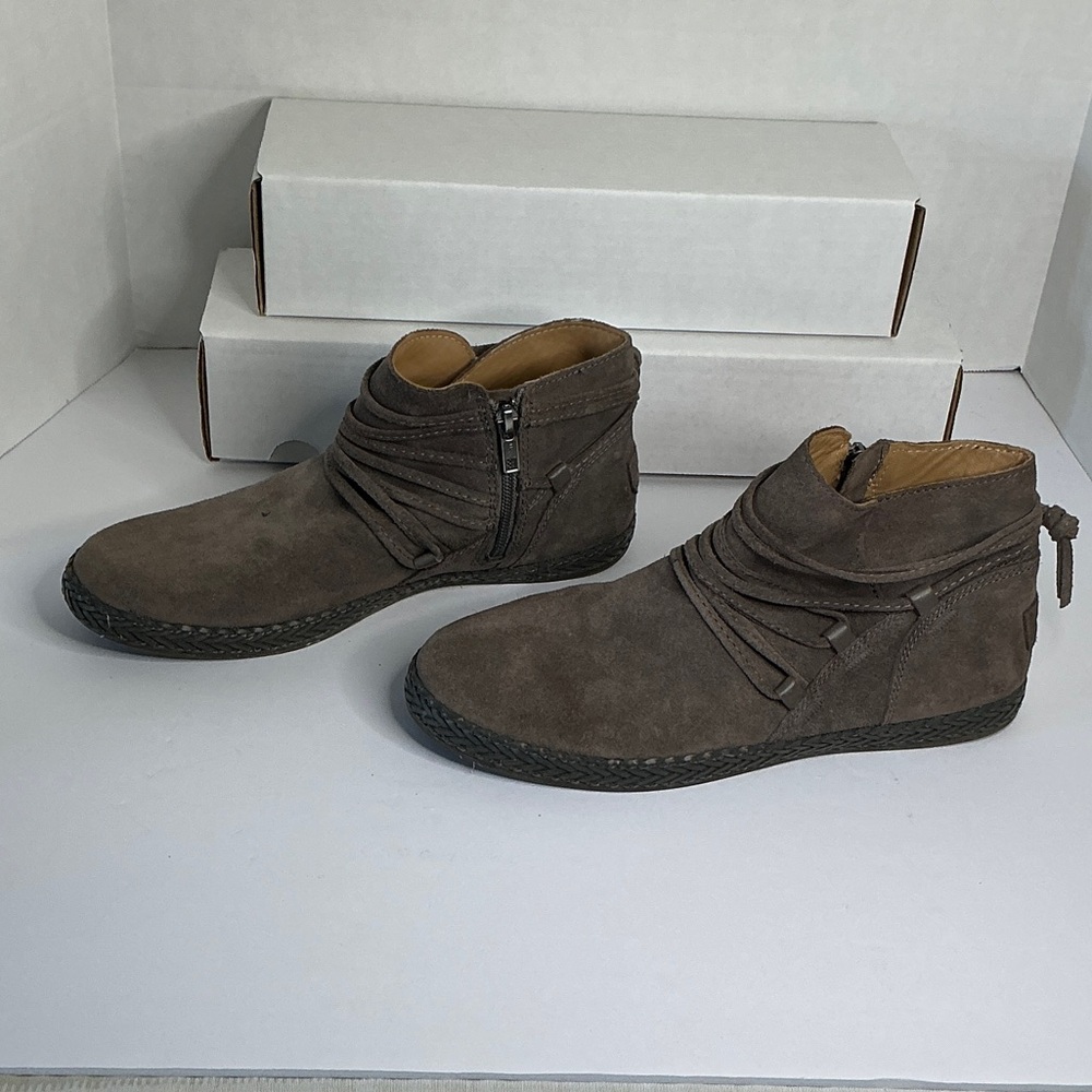 Closet clean out!  UGG Rianne Womens’ ankle boots - Picture 2 of 5
